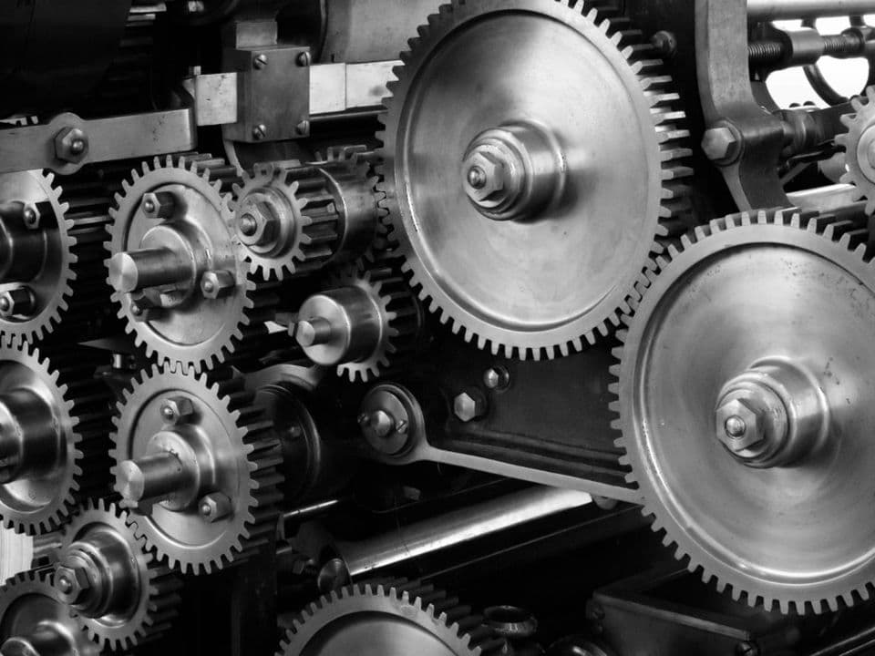 Ineinandergreifende Metallzahnräder im Inneren einer Industriemaschine
